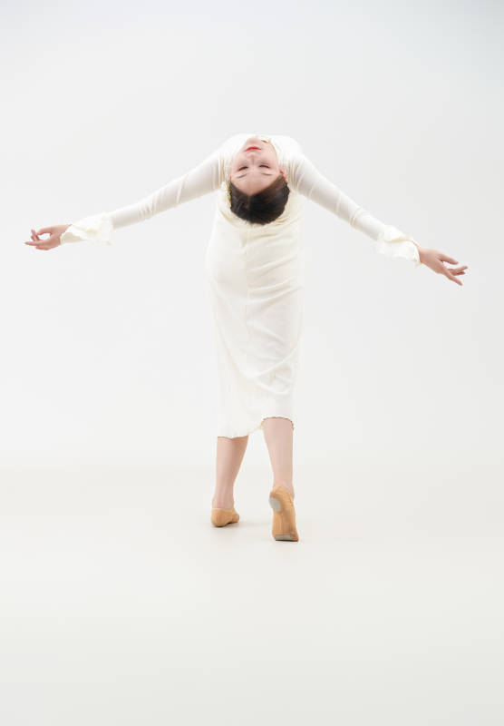 穿着白色旗袍头戴绢花的跳古典舞的少女图片