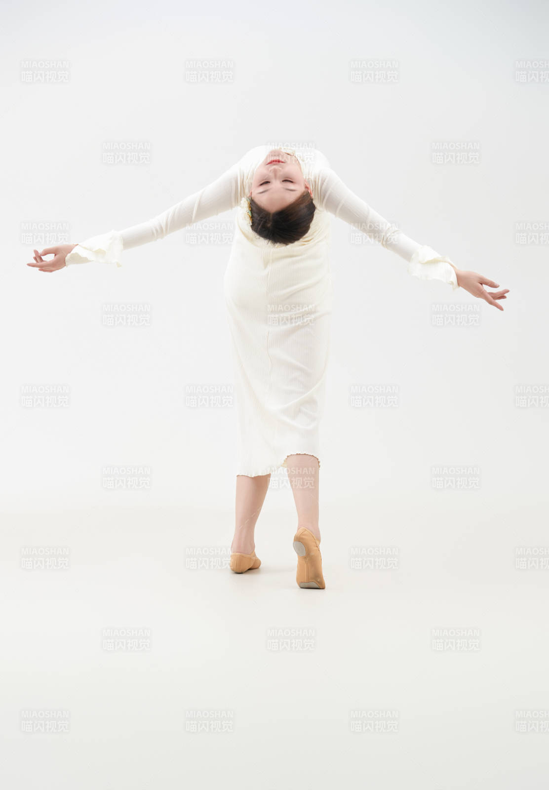 穿着白色旗袍头戴绢花的跳古典舞的少女图片