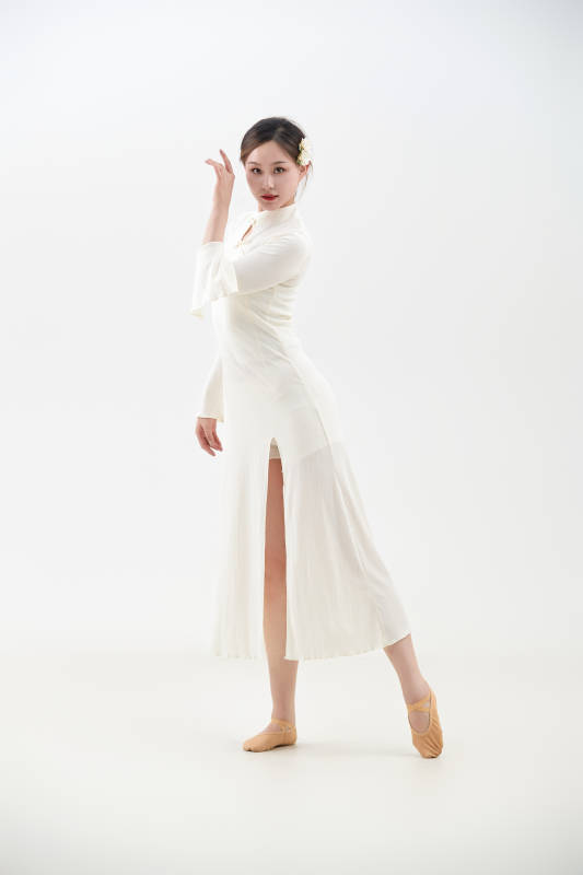 穿着白色旗袍头戴绢花的跳古典舞的少女图片