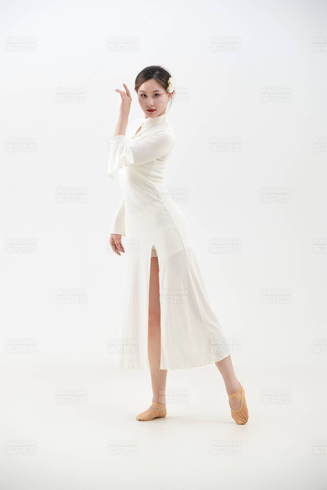 穿着白色旗袍头戴绢花的跳古典舞的少女图片
