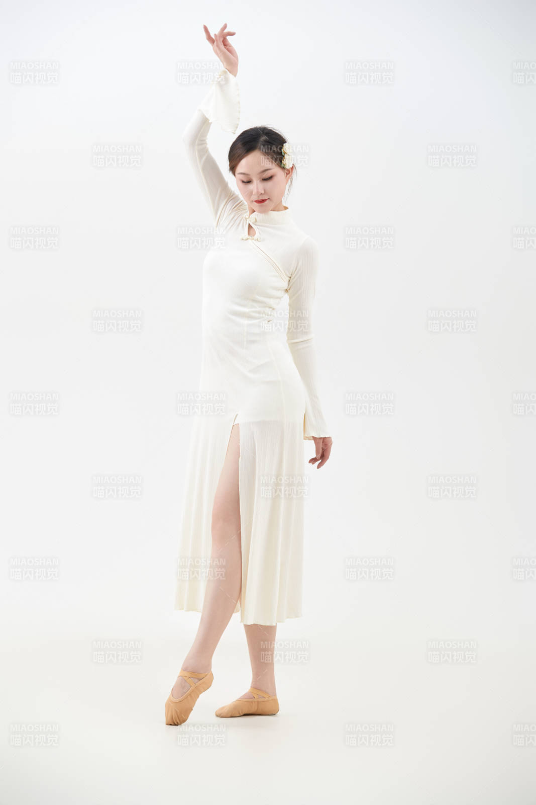 穿着白色旗袍头戴绢花的跳古典舞的少女图片