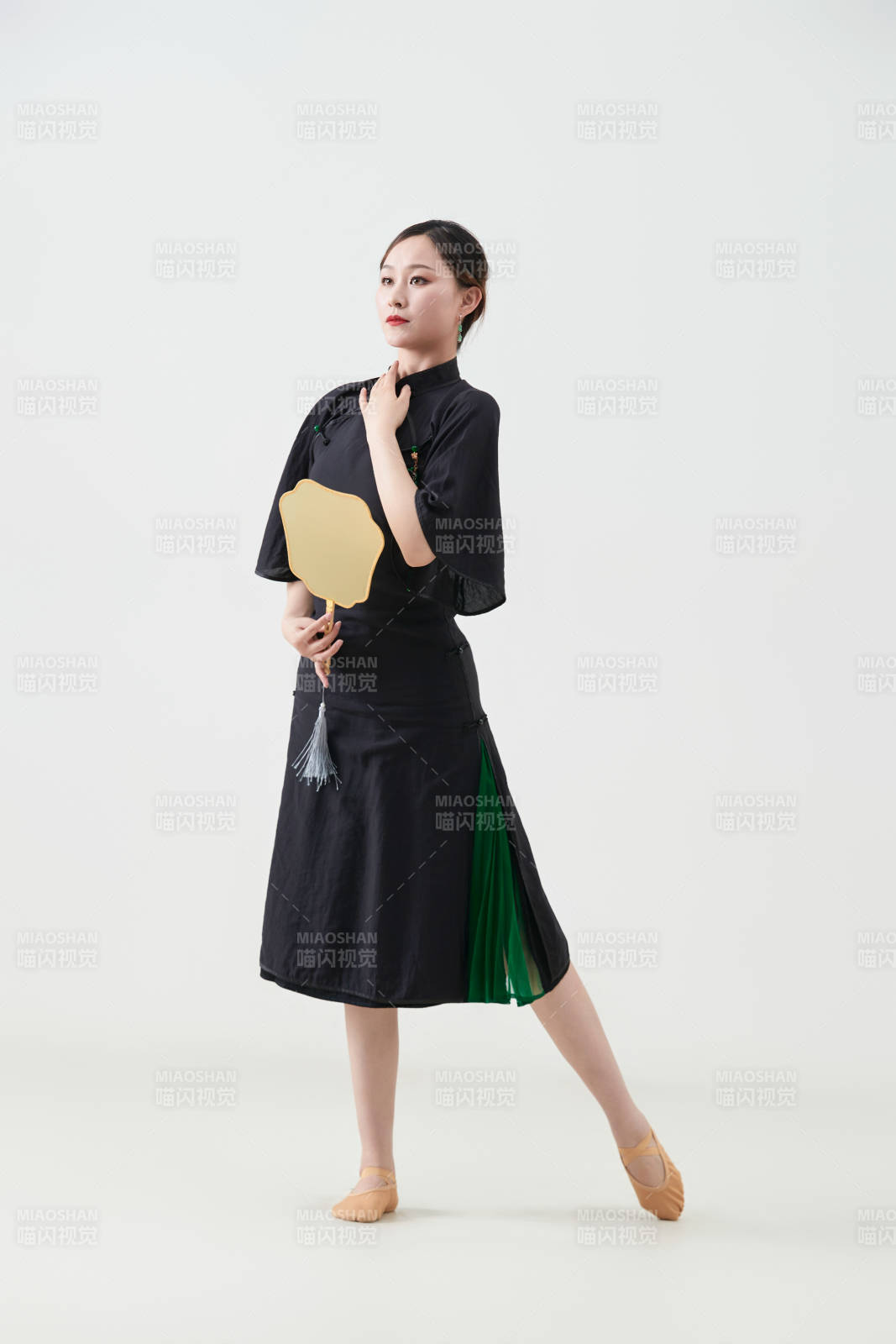 穿着中式旗袍翩翩舞蹈的亚洲少女舞者图片