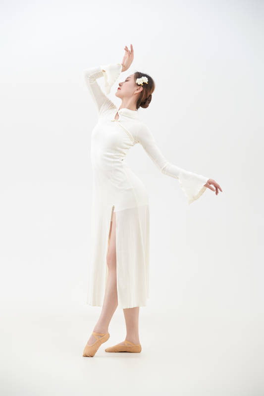 穿着白色旗袍头戴绢花的跳古典舞的少女图片