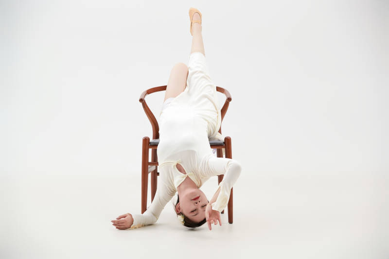 穿着白色旗袍头戴绢花的跳古典舞的少女图片