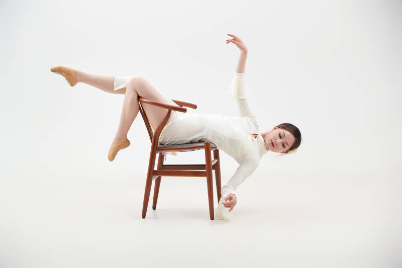 穿着白色旗袍头戴绢花的跳古典舞的少女图片