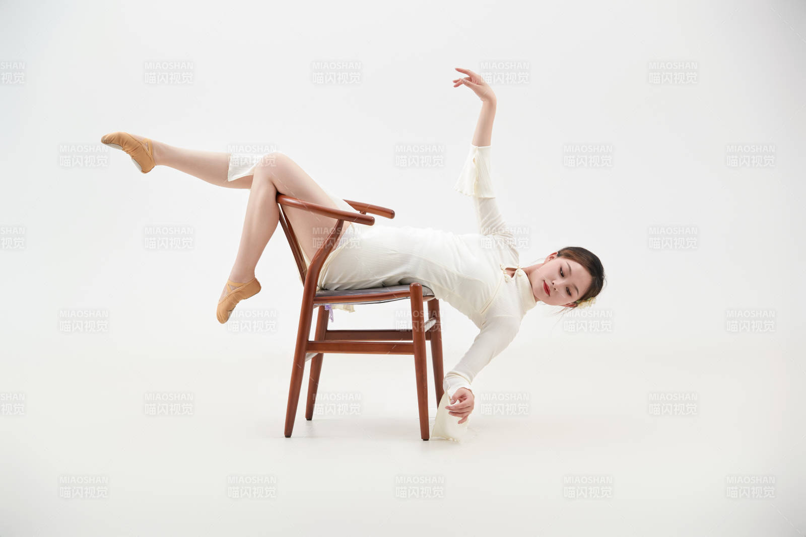 穿着白色旗袍头戴绢花的跳古典舞的少女图片