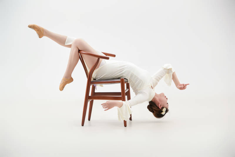 穿着白色旗袍头戴绢花的跳古典舞的少女图片