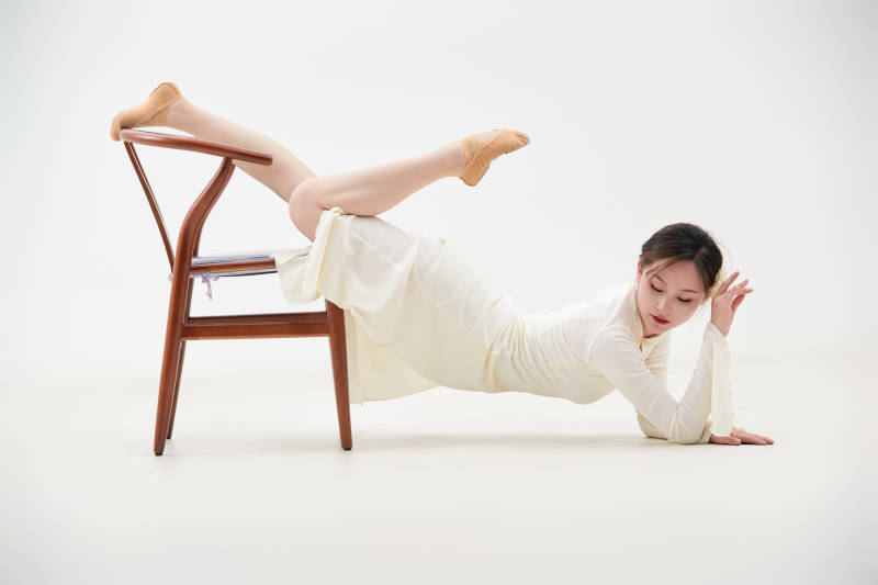 穿着白色旗袍头戴绢花的跳古典舞的少女图片