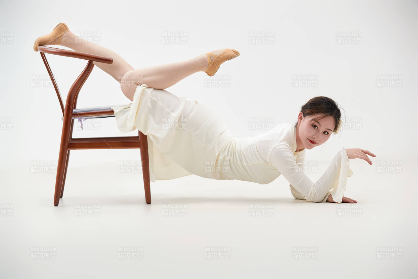 穿着白色旗袍头戴绢花的跳古典舞的少女图片