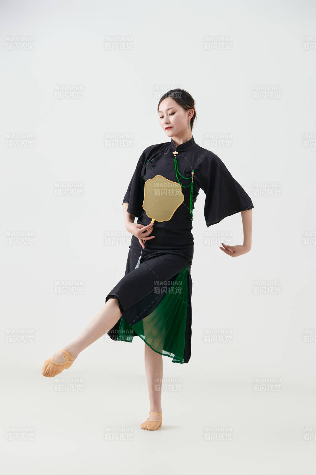 穿着中式旗袍翩翩舞蹈的亚洲少女舞者图片