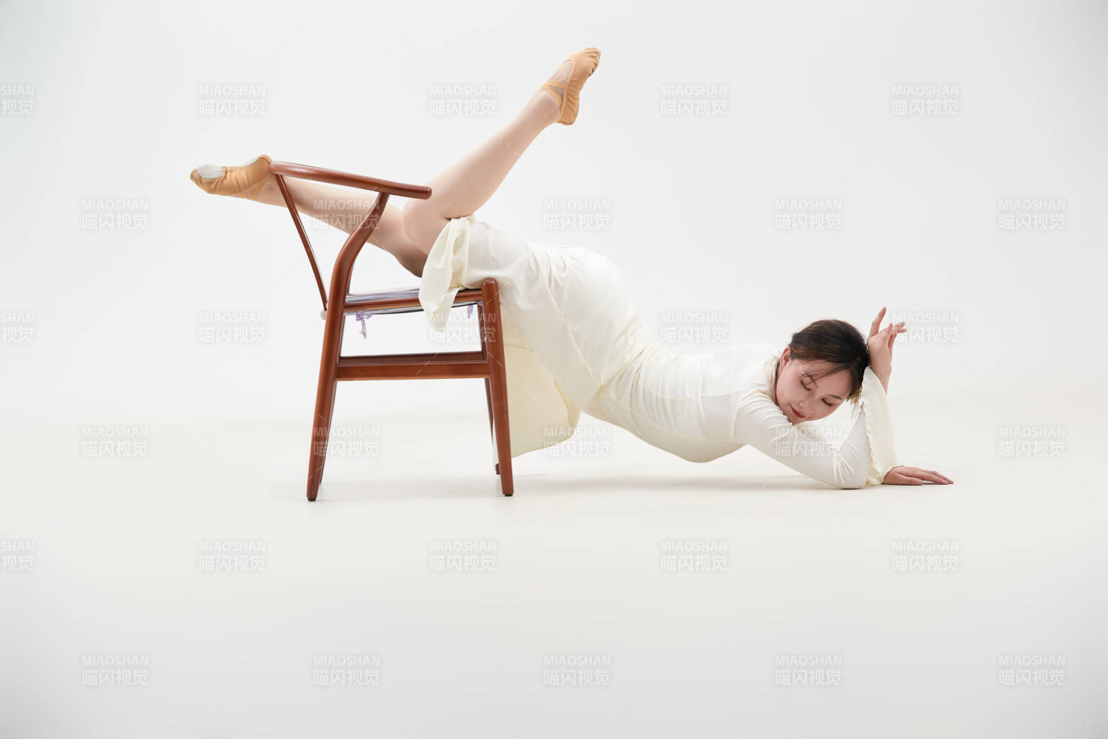 穿着白色旗袍头戴绢花的跳古典舞的少女图片