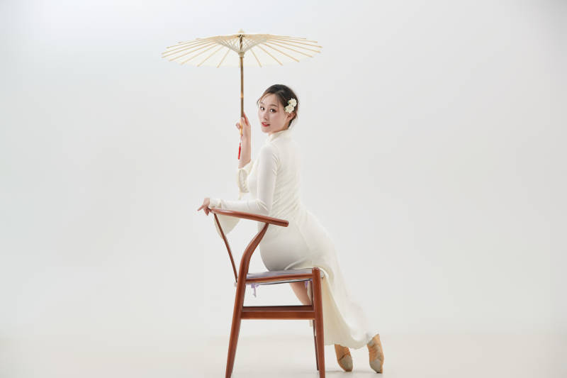 穿着白色旗袍头戴绢花的跳古典舞的少女图片