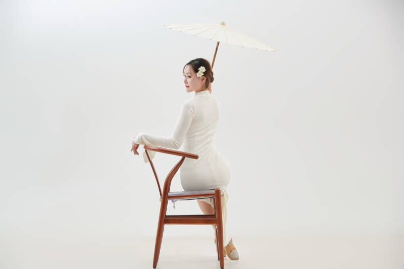 穿着白色旗袍头戴绢花的跳古典舞的少女图片