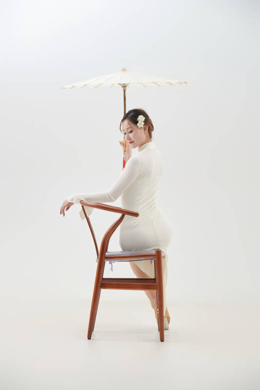 穿着白色旗袍头戴绢花的跳古典舞的少女图片