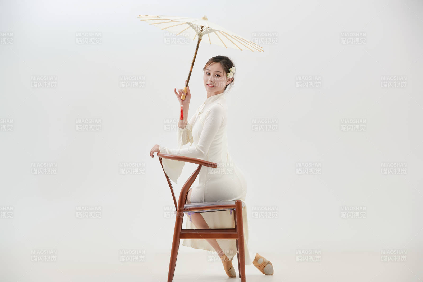 穿着白色旗袍头戴绢花的跳古典舞的少女图片