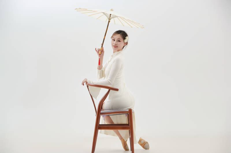 穿着白色旗袍头戴绢花的跳古典舞的少女图片
