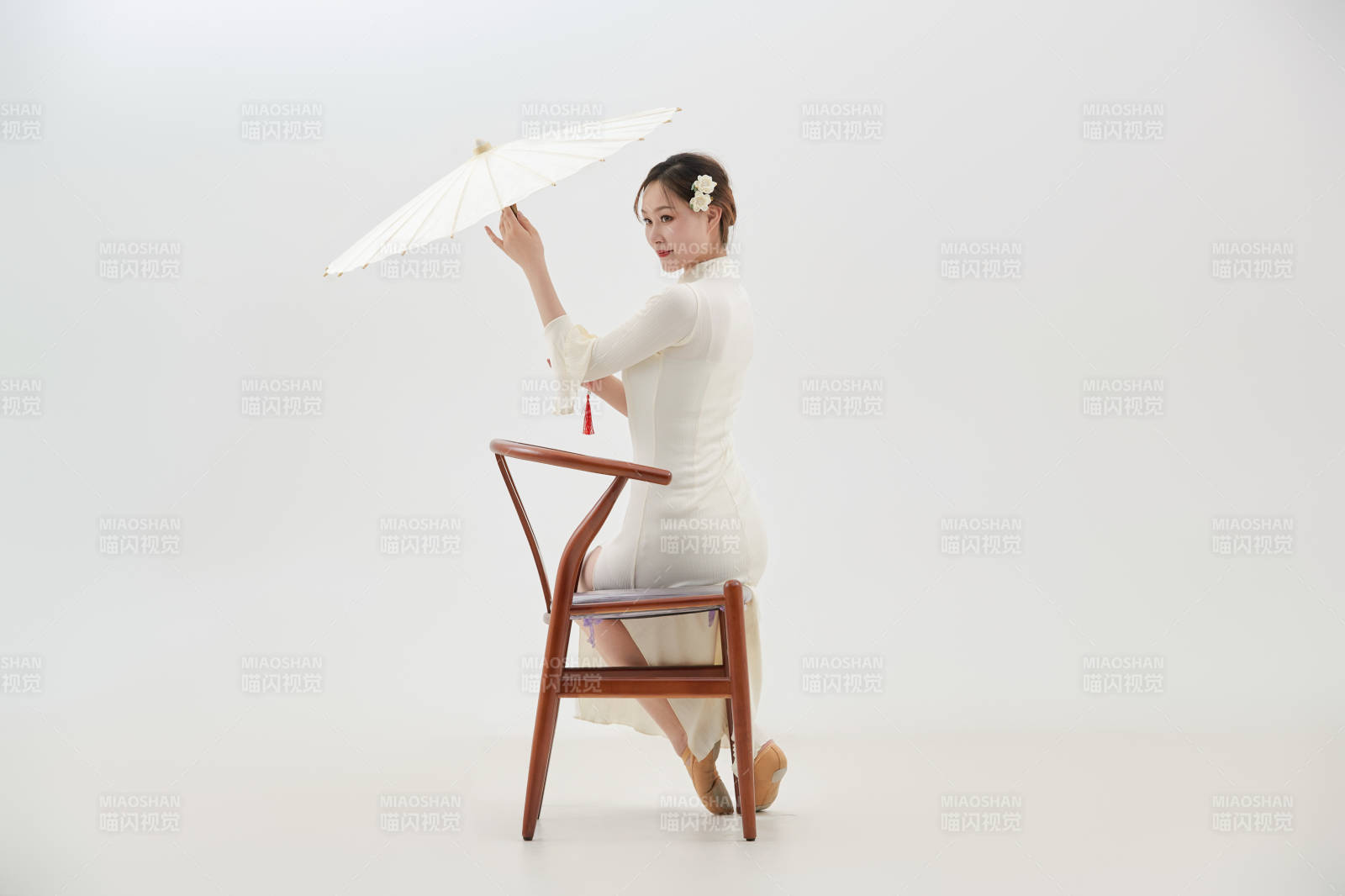 穿着白色旗袍头戴绢花的跳古典舞的少女图片