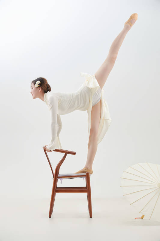 穿着白色旗袍头戴绢花的跳古典舞的少女图片