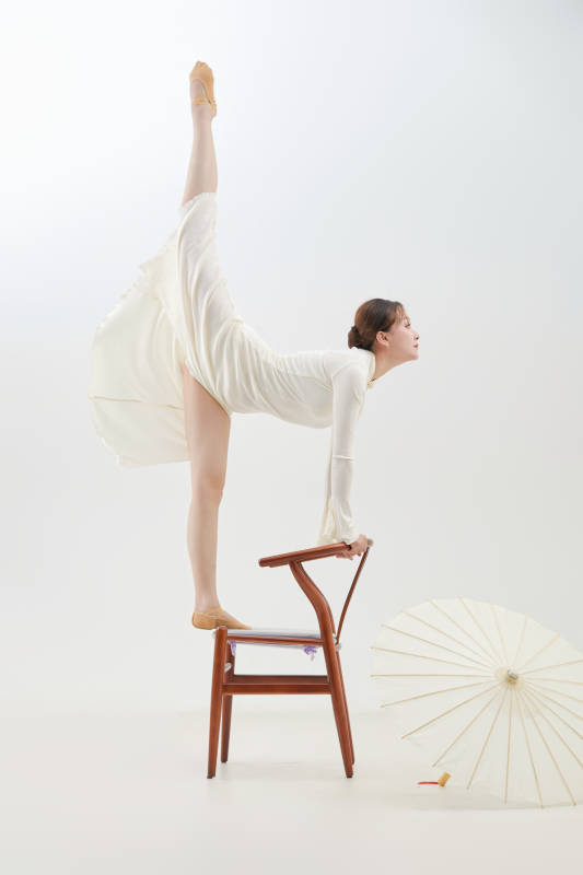 穿着白色旗袍头戴绢花的跳古典舞的少女图片