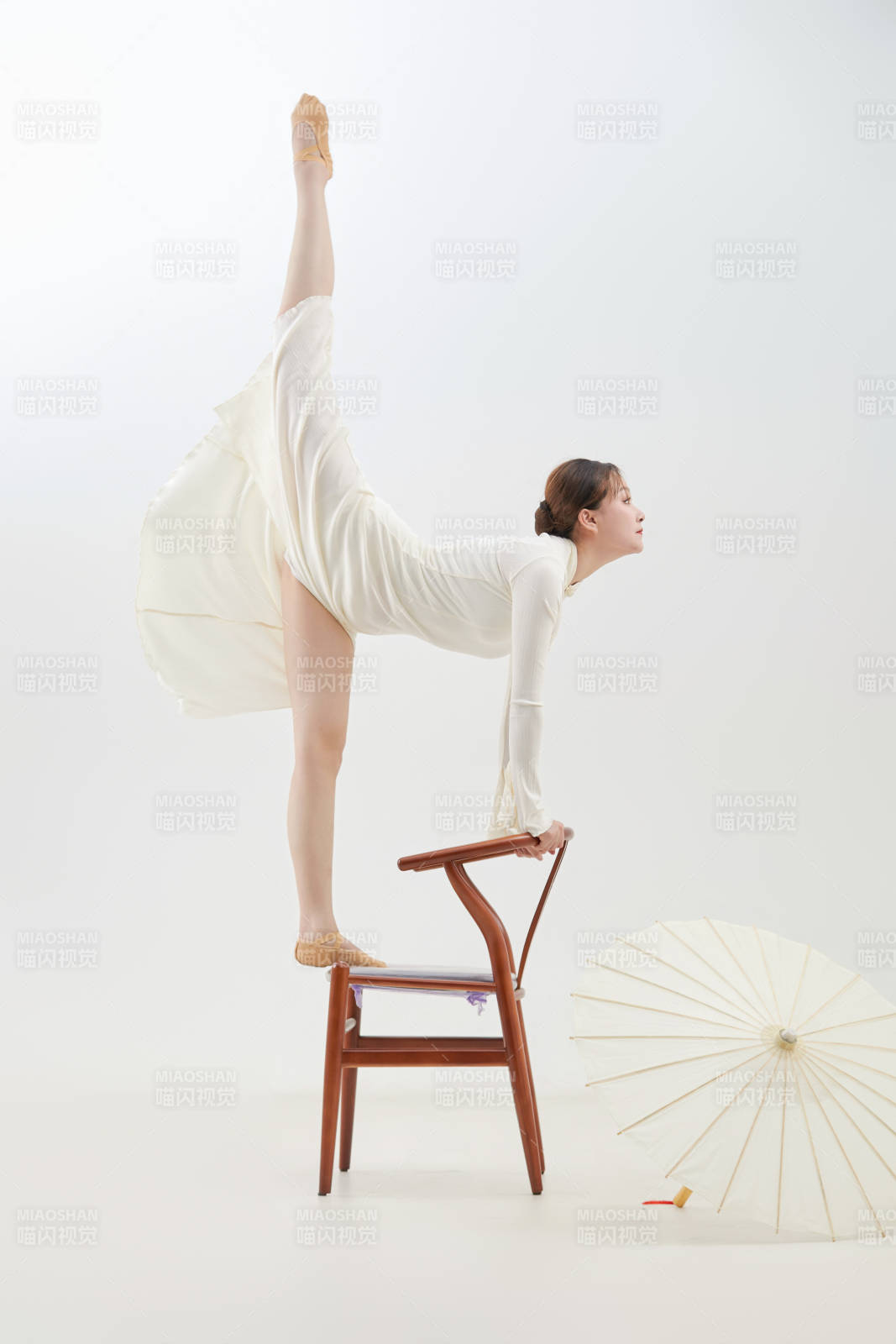 穿着白色旗袍头戴绢花的跳古典舞的少女图片