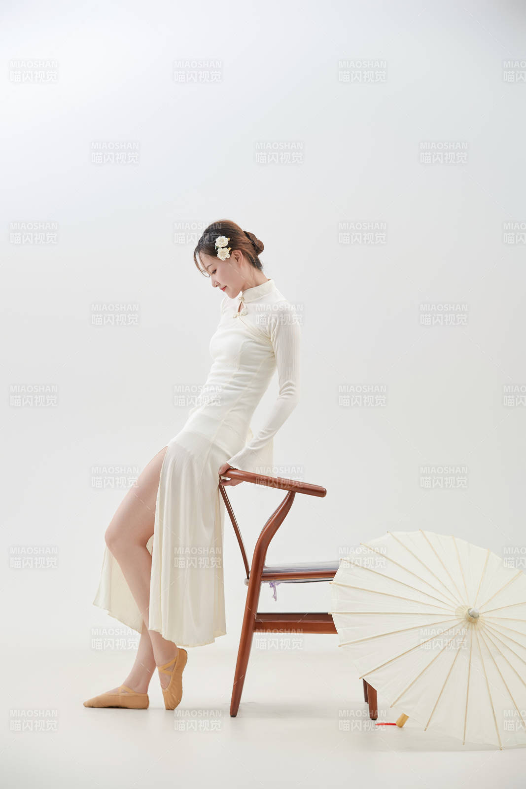 穿着白色旗袍头戴绢花的跳古典舞的少女图片