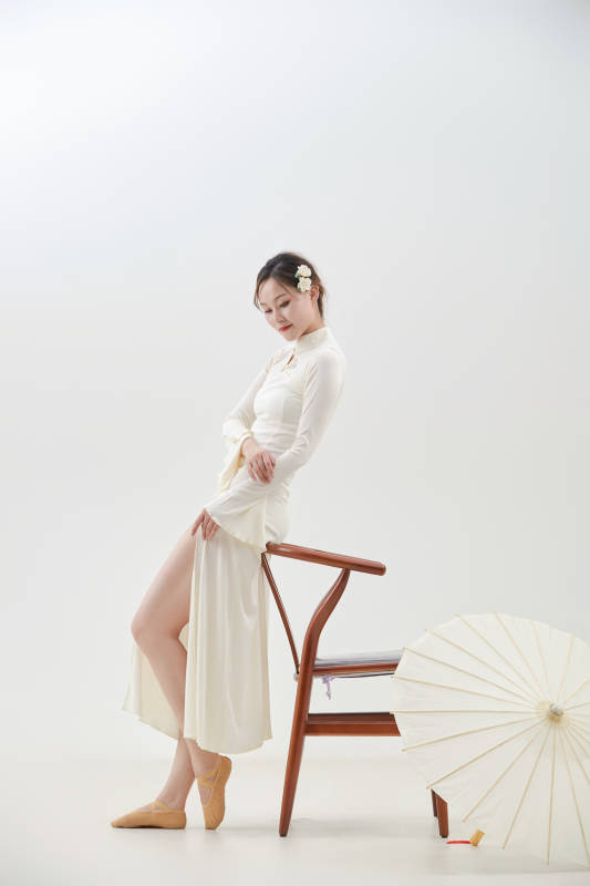 穿着白色旗袍头戴绢花的跳古典舞的少女图片