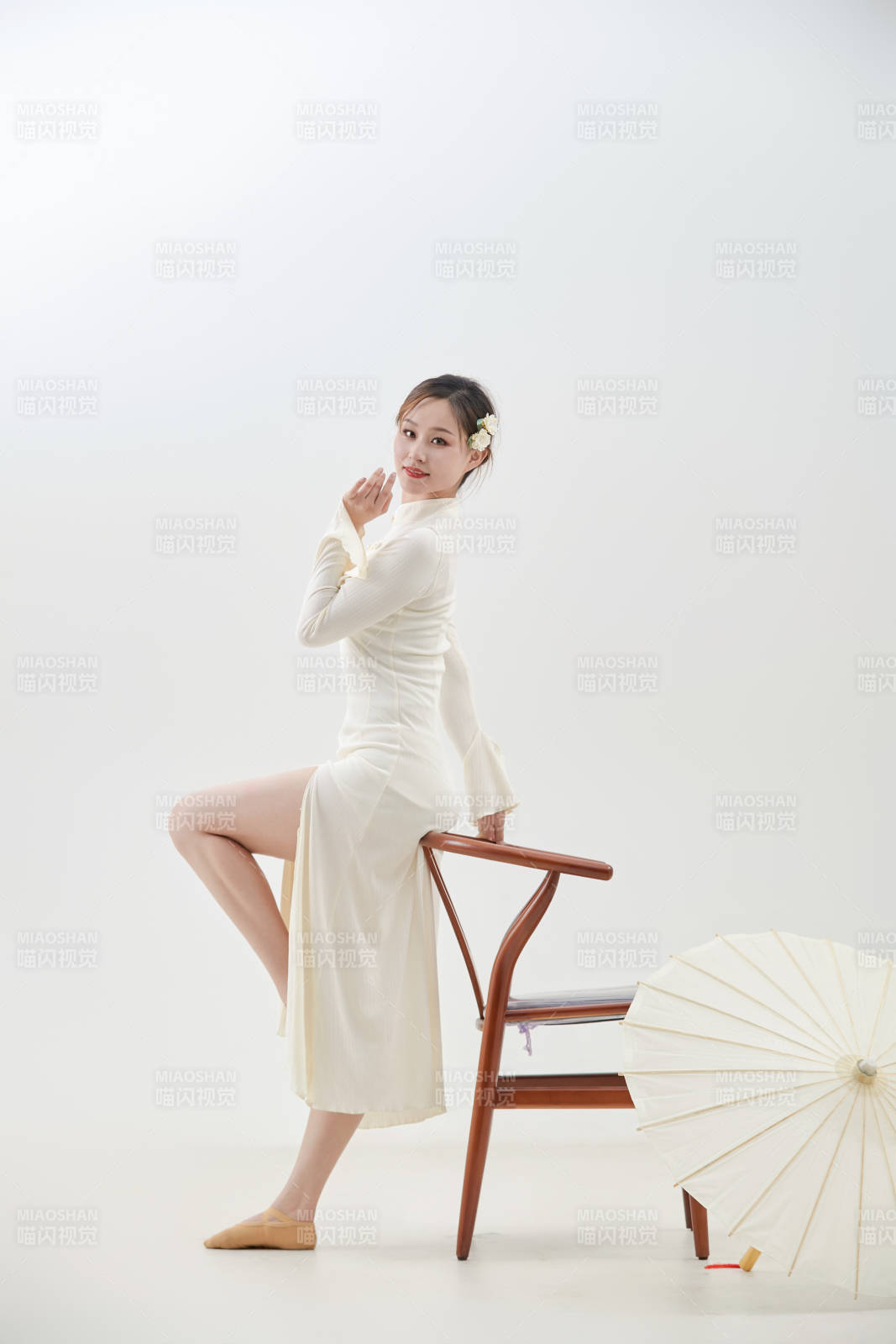 穿着白色旗袍头戴绢花的跳古典舞的少女图片