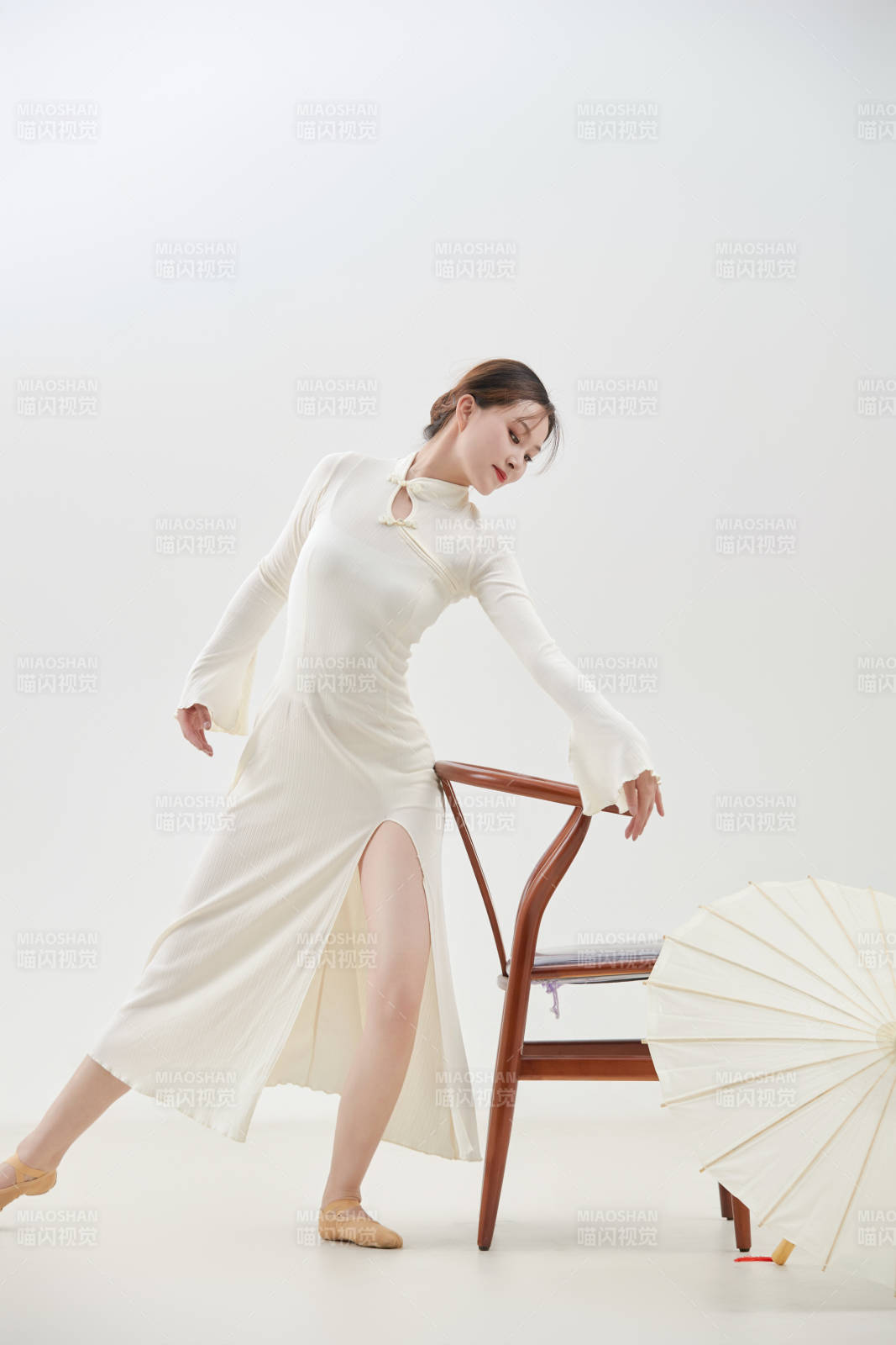 穿着白色旗袍头戴绢花的跳古典舞的少女图片