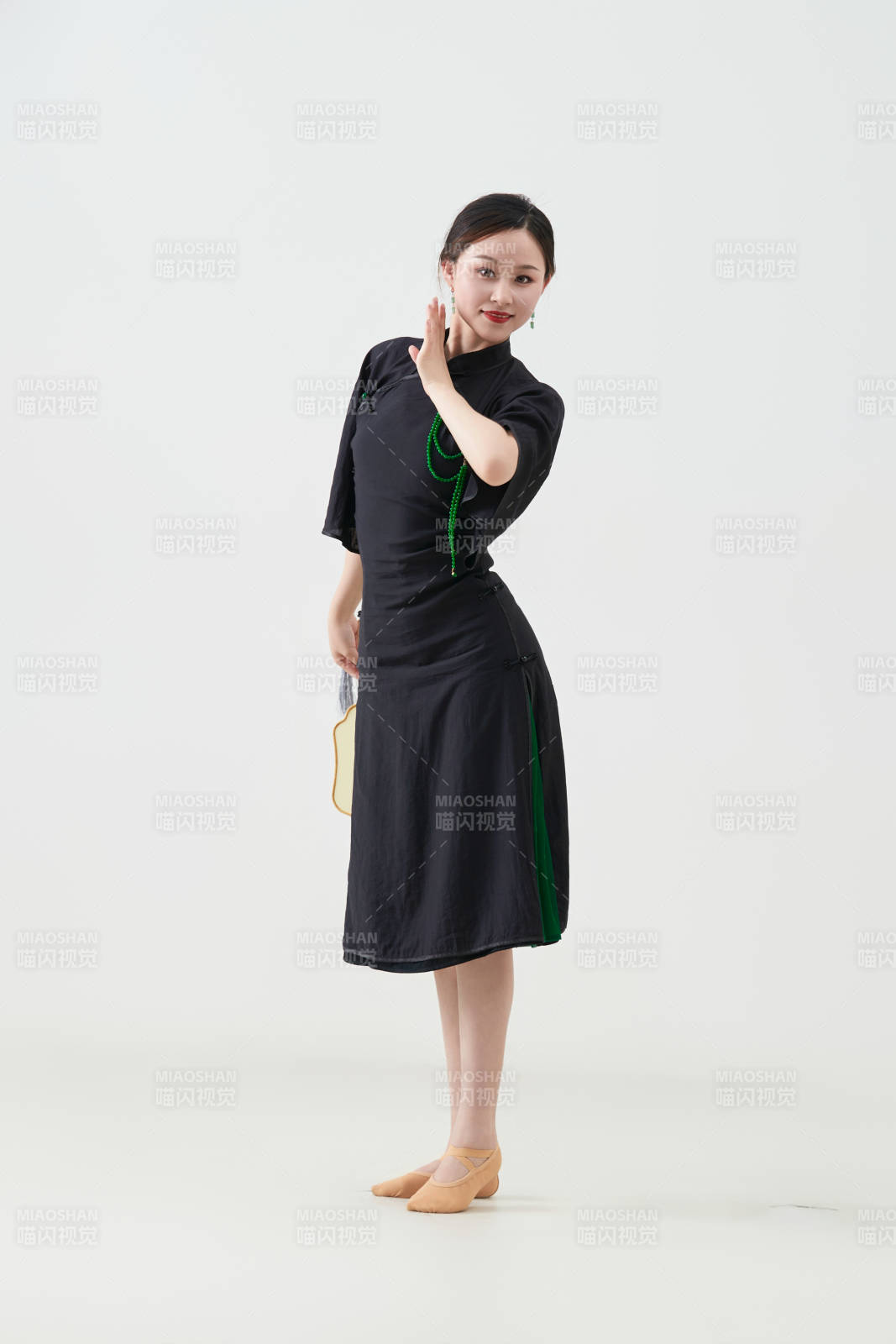 穿着中式旗袍翩翩舞蹈的亚洲少女舞者图片