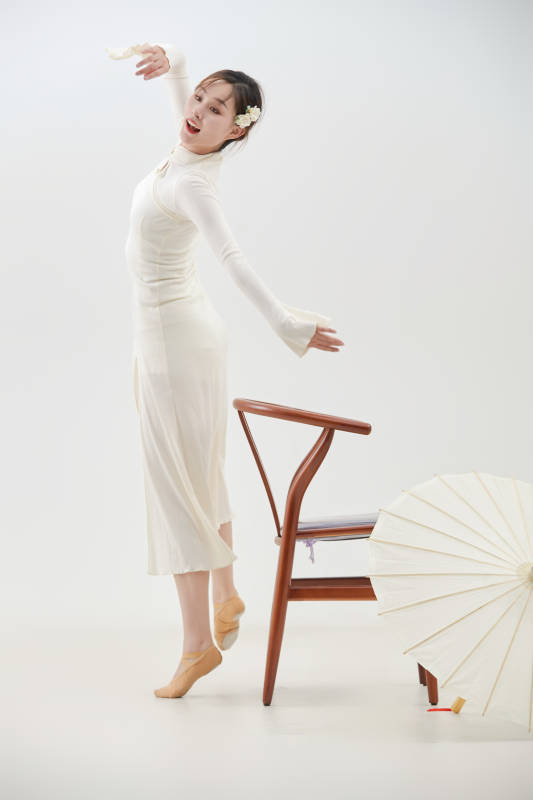 穿着白色旗袍头戴绢花的跳古典舞的少女图片