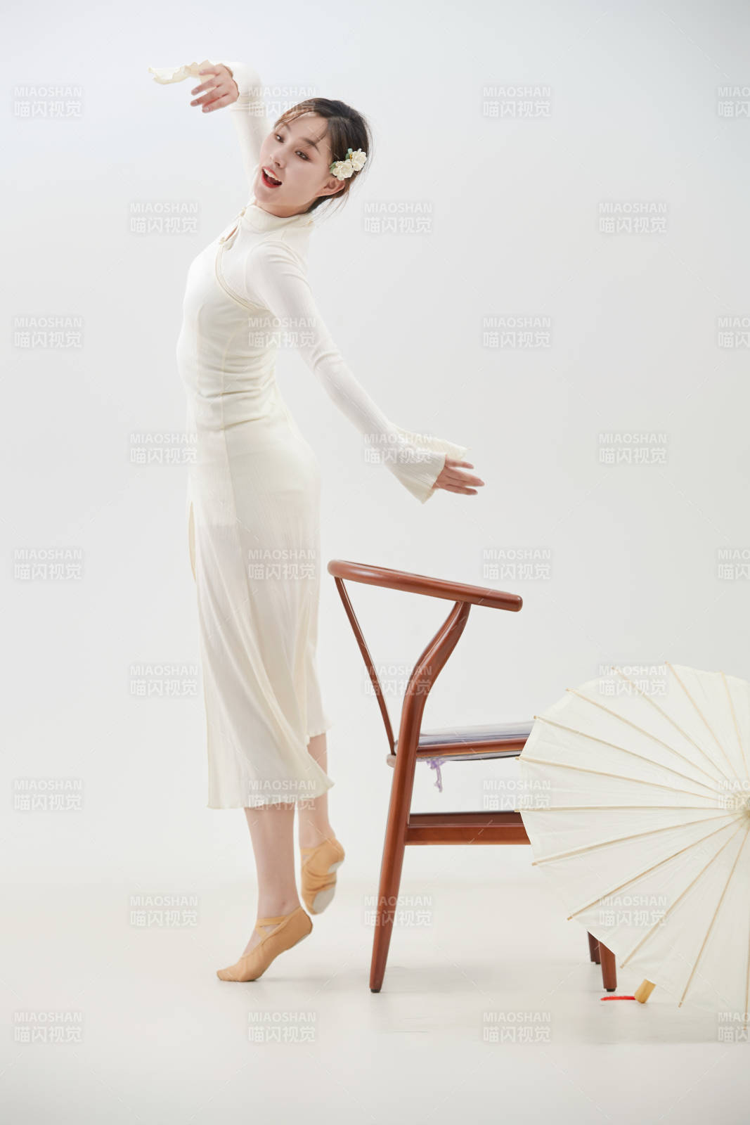 穿着白色旗袍头戴绢花的跳古典舞的少女图片