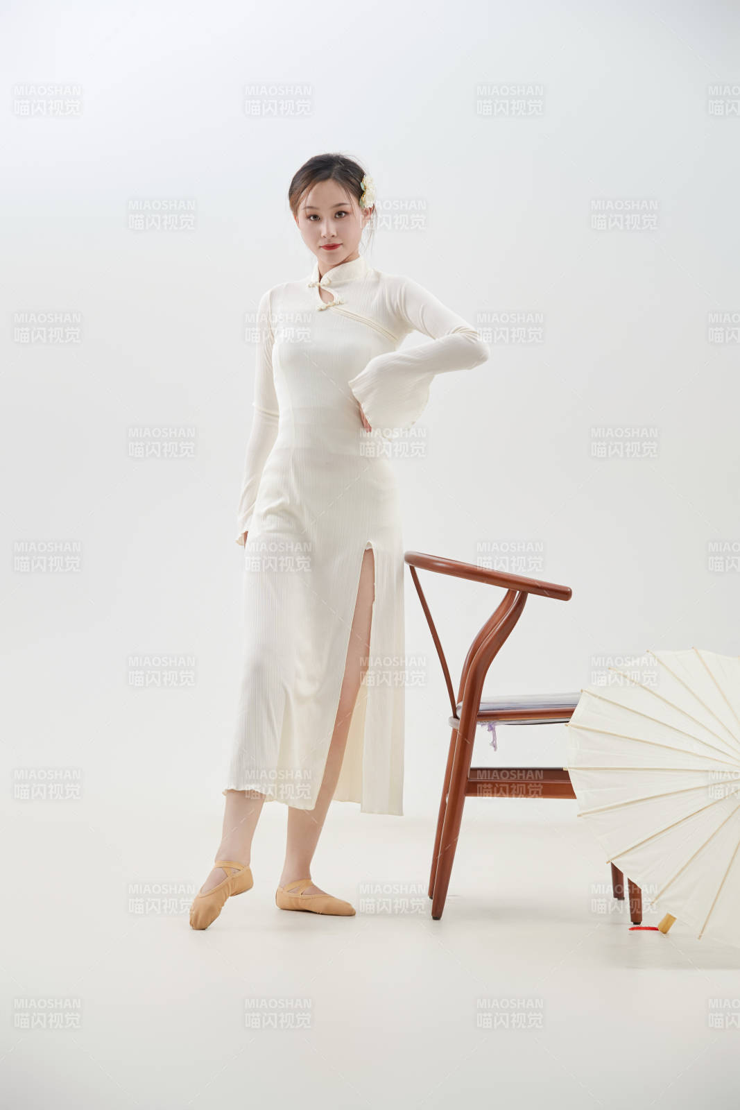 穿着白色旗袍头戴绢花的跳古典舞的少女图片