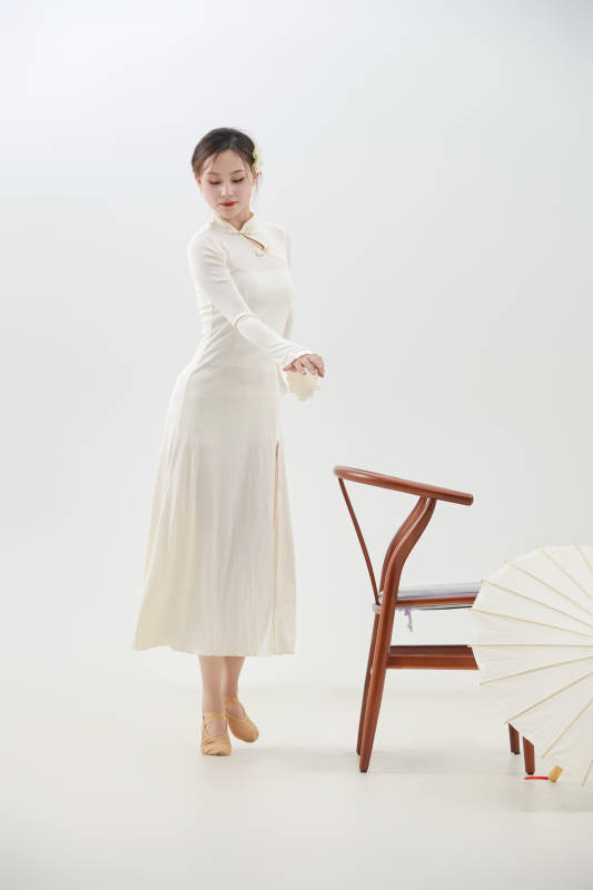 穿着白色旗袍头戴绢花的跳古典舞的少女图片