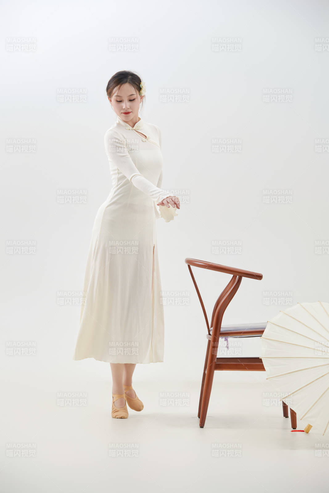 穿着白色旗袍头戴绢花的跳古典舞的少女图片