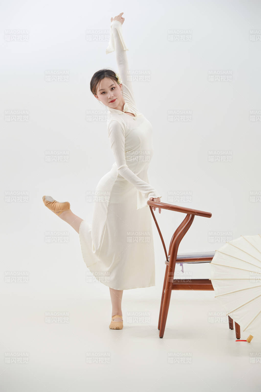 穿着白色旗袍头戴绢花的跳古典舞的少女图片