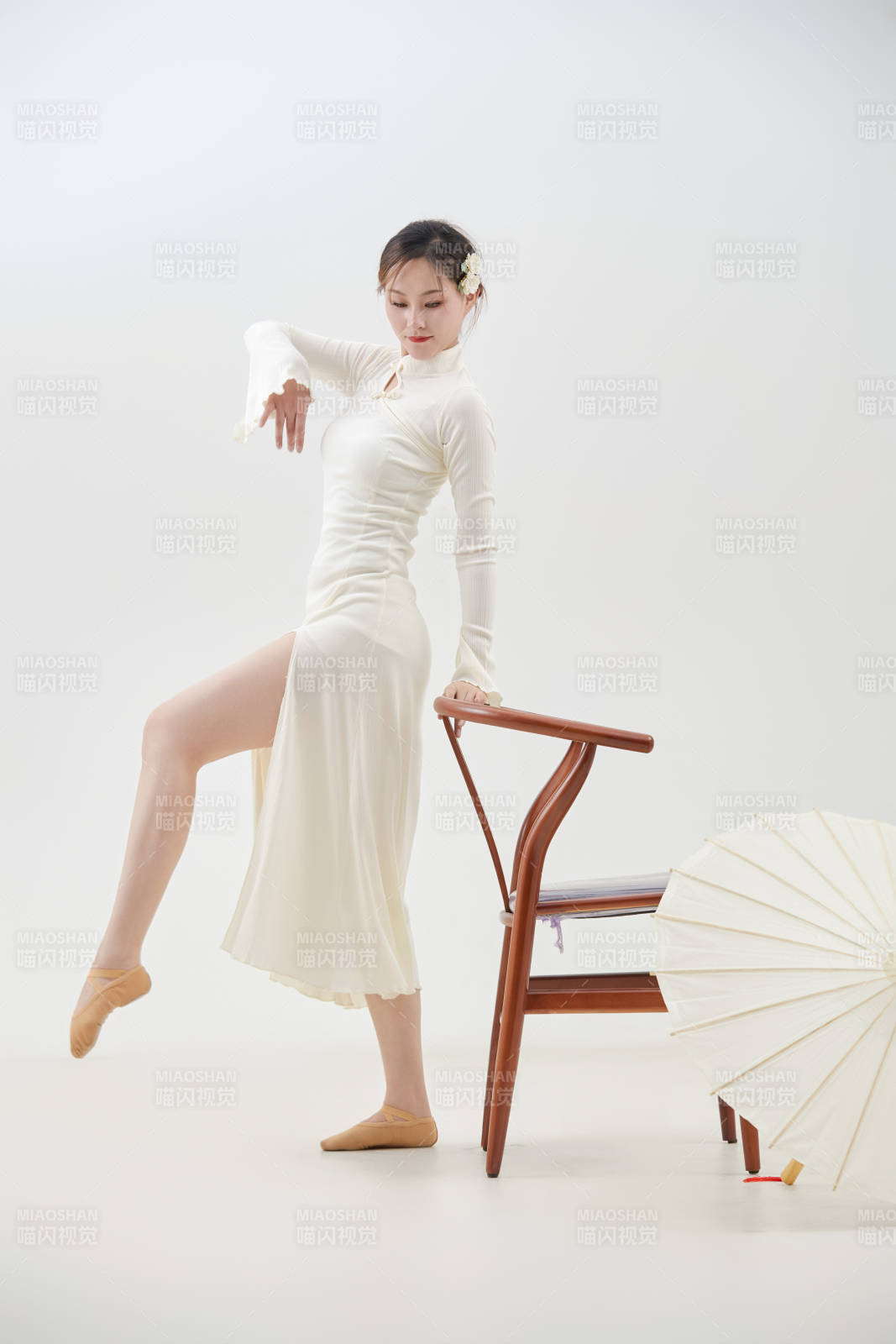 穿着白色旗袍头戴绢花的跳古典舞的少女图片