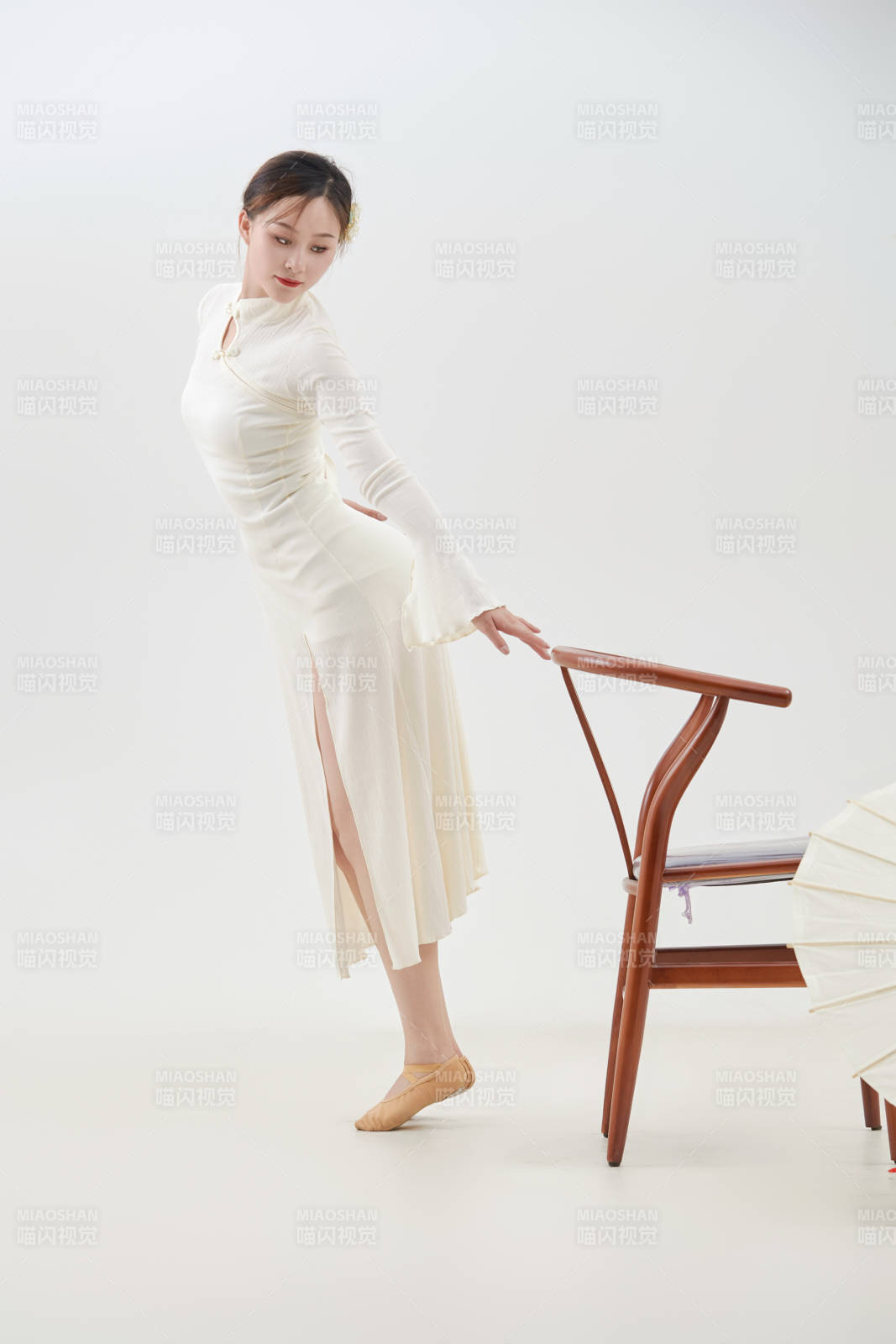 穿着白色旗袍头戴绢花的跳古典舞的少女图片