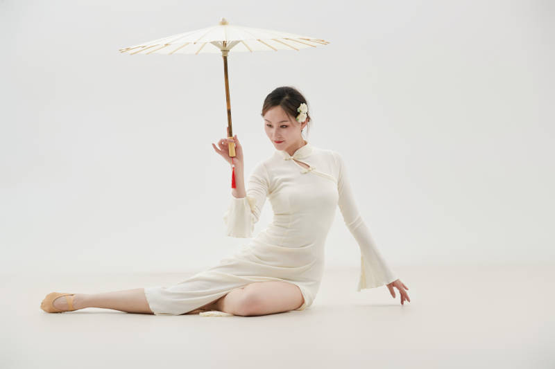 穿着白色旗袍头戴绢花的跳古典舞的少女图片