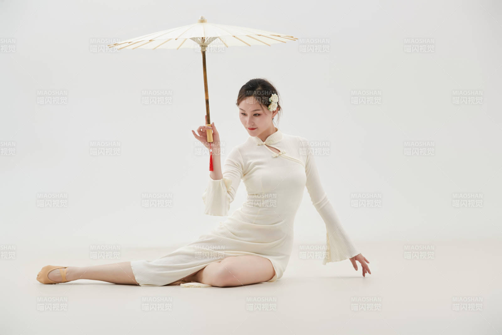 穿着白色旗袍头戴绢花的跳古典舞的少女图片