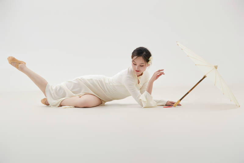 穿着白色旗袍头戴绢花的跳古典舞的少女图片
