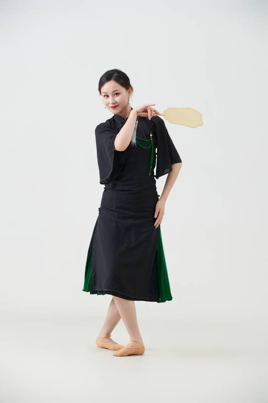 穿着中式旗袍翩翩舞蹈的亚洲少女舞者图片