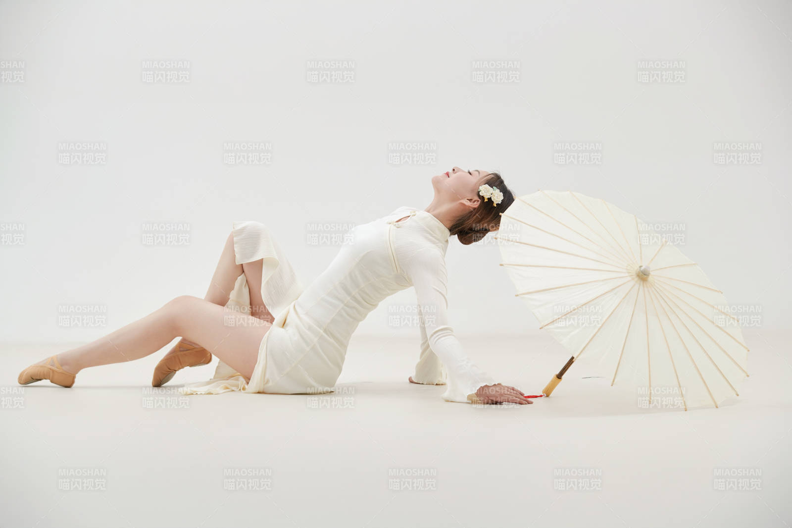 穿着白色旗袍头戴绢花的跳古典舞的少女图片