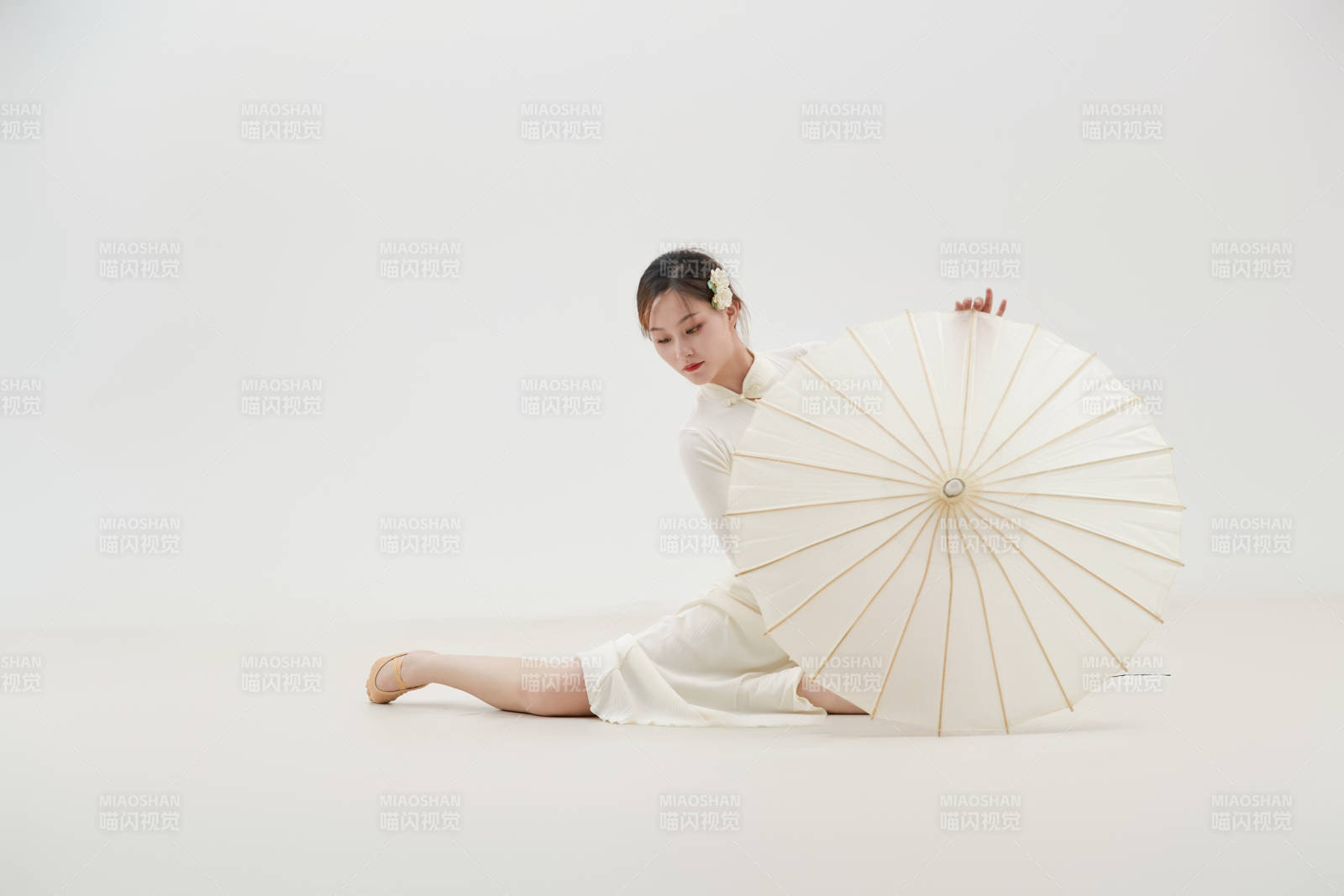 穿着白色旗袍头戴绢花的跳古典舞的少女图片