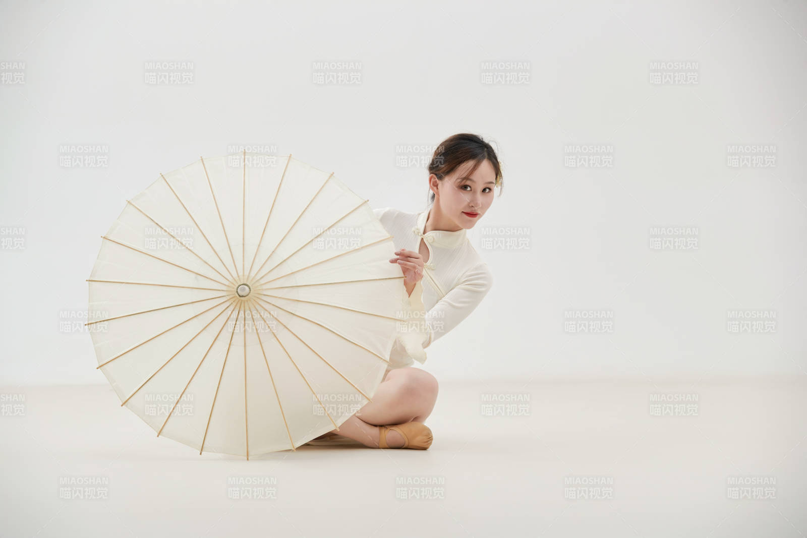 穿着白色旗袍头戴绢花的跳古典舞的少女图片