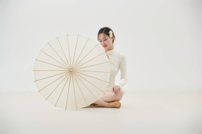 穿着白色旗袍头戴绢花的跳古典舞的少女图片