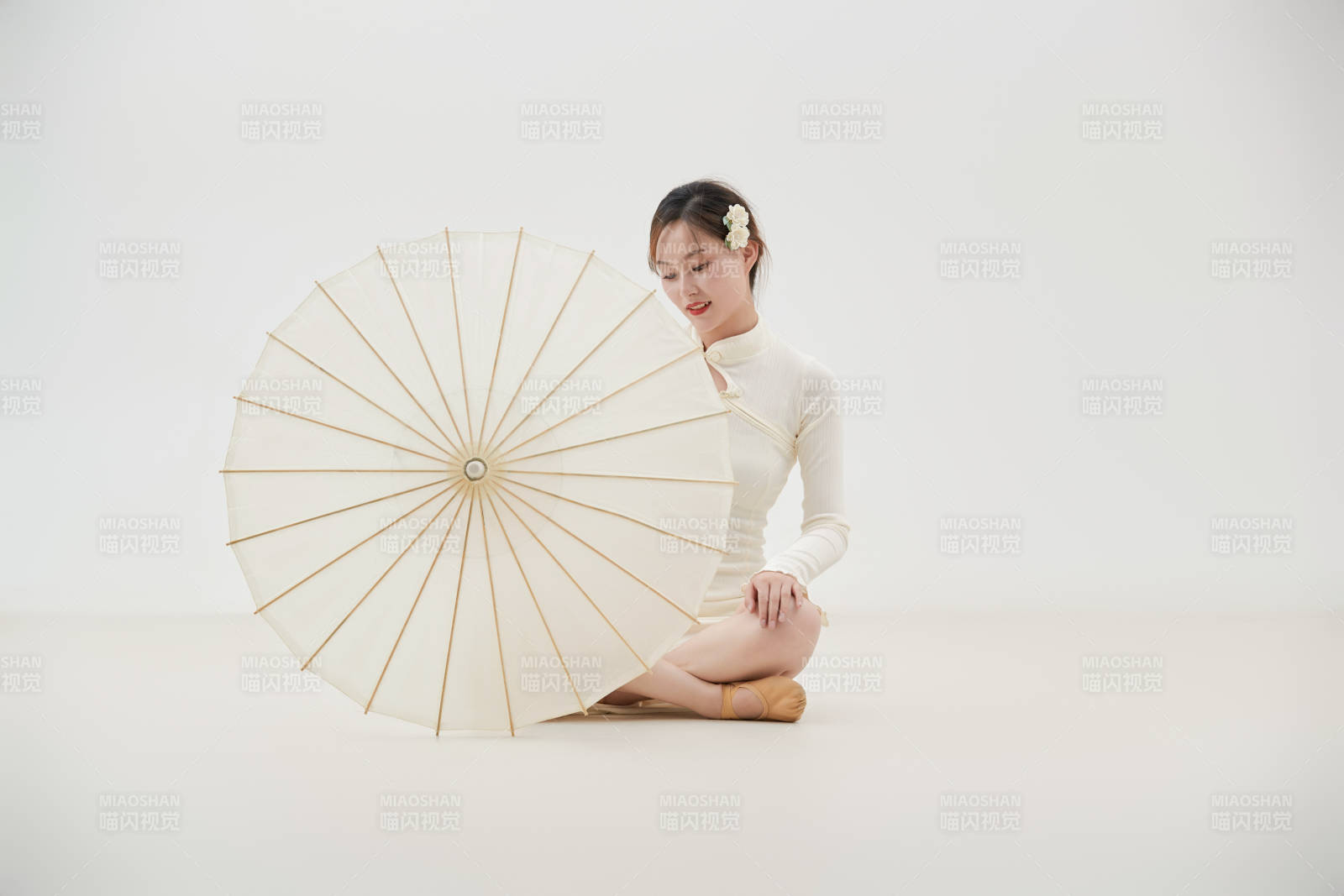 穿着白色旗袍头戴绢花的跳古典舞的少女图片