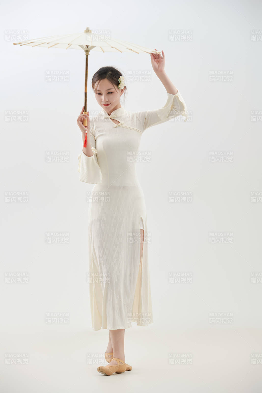 穿着白色旗袍头戴绢花的跳古典舞的少女图片