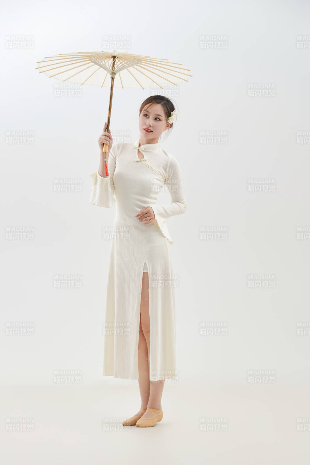 穿着白色旗袍头戴绢花的跳古典舞的少女图片