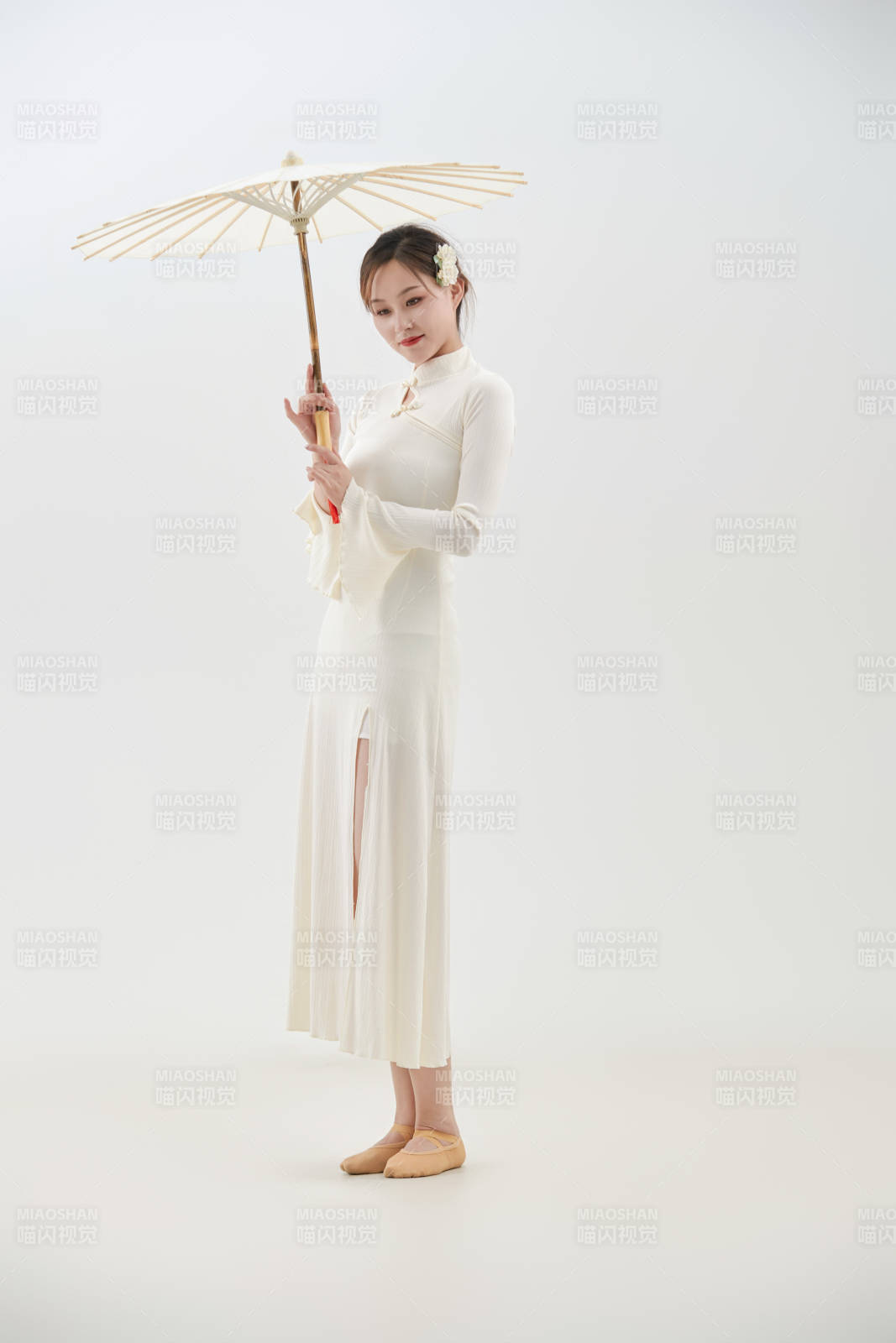 穿着白色旗袍头戴绢花的跳古典舞的少女图片