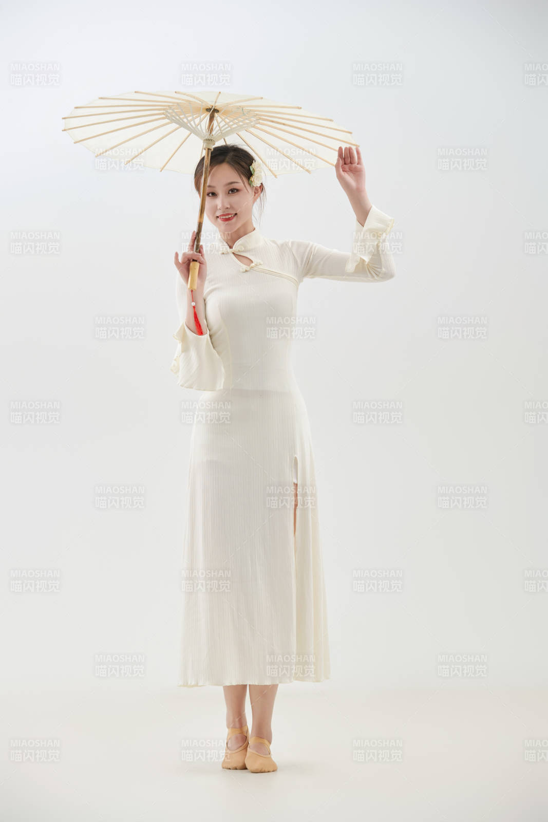 穿着白色旗袍头戴绢花的跳古典舞的少女图片